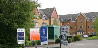 By I See Modern Britain (originally posted to Flickr as Houses for sale) [CC BY 2.0 (https://creativecommons.org/licenses/by/2.0)], via Wikimedia Commons